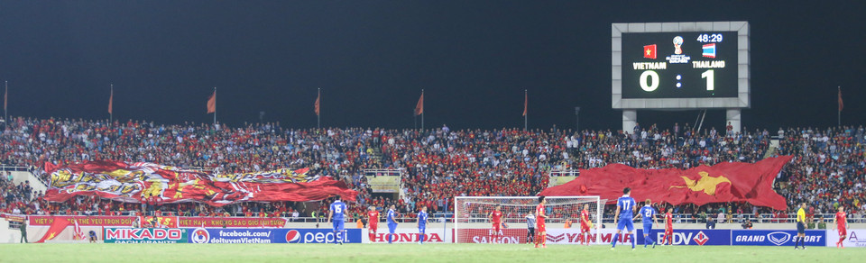 Đội tuyển Thái Lan chiến thắng trên sân cỏ còn người hâm mộ của họ thắng trận trên khán đài. (Ảnh: Minh Chiến/Vietnam+)