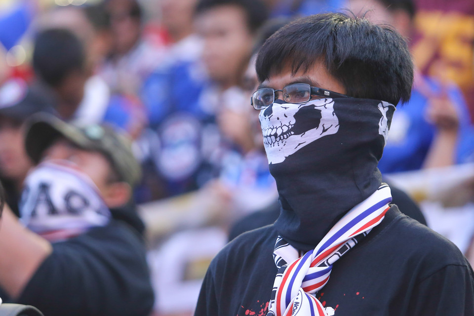 Một chiếc khăn choàng điển hình của hội “Contras” Thái Lan. Dù có vẻ ngoài hầm hố, lực lượng này di chuyển và hoạt động khá trật tự. (Ảnh: Minh Chiến/Vietnam+)