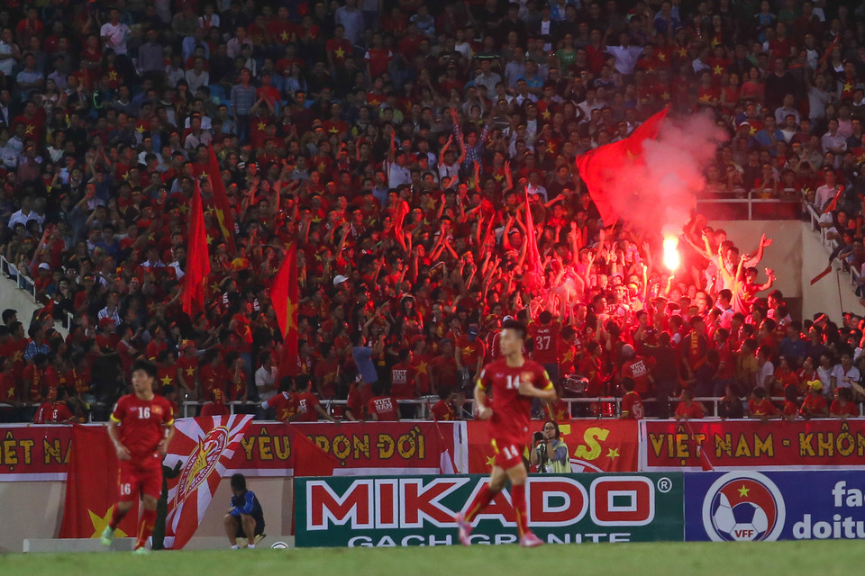 Còn cổ động viên Việt Nam gây ấn tượng bằng pháo sáng. Ít nhất bốn lần trong trận đấu hôm qua, pháo sáng đã xuất hiện ở khu khán đài của Hội cổ động viên Việt Nam. (Ảnh: Minh Chiến/Vietnam+)