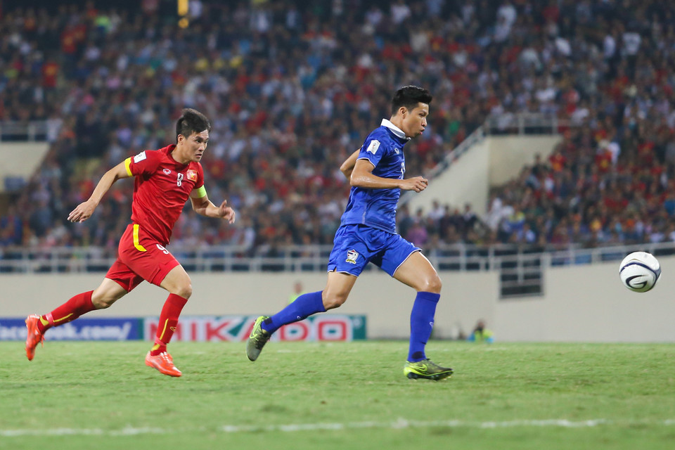 Hàng tiền vệ không kiểm soát được trận đấu nên các tiền đạo 'đói bóng.' Phần lớn thời gian hôm qua, Công Vinh chỉ đuổi theo đối thủ như thế này. (Ảnh: Minh Chiến/Vietnam+)