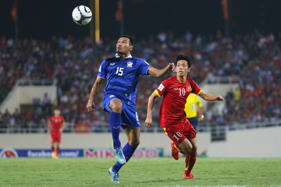 Nhưng khoảng thời gian ngọt ngào nhanh chóng trôi qua. Người Thái dần lấy lại thế trận. Họ phong tỏa chặt các mũi nhọn của tuyển Việt Nam. (Ảnh: Minh Chiến/Vietnam+)