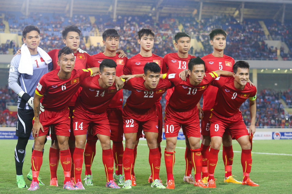 Ông Miura xuất trận với đội hình kỳ lạ 5-3-2, không sử dụng bất kỳ cầu thủ chạy cánh chuyên nghiệp nào. (Ảnh: Minh Chiến/Vietnam+)