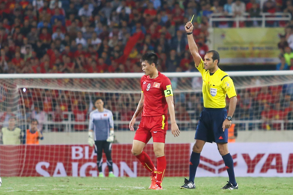 Những chàng trai áo đỏ bắt đầu mất bình tĩnh, thiếu kiềm chế. Họ thua về chiến thuật, thua luôn cả về tinh thần. (Ảnh: Minh Chiến/Vietnam+)