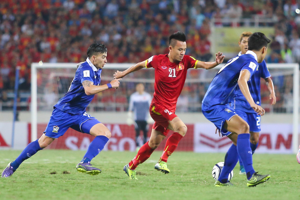 Ông Miura tung liền ba cầu thủ tấn công vào sân trong hiệp hai nhưng mọi thứ không được cải thiện nhiều. Thái Lan tiếp tục nâng tỷ số lên 3-0. (Ảnh: Minh Chiến/Vietnam+)