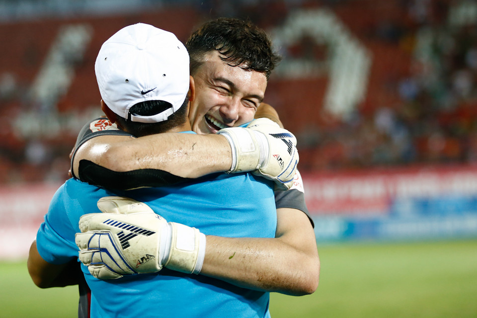 Vòng 20 V-League, Hải Phòng thắng ngược Hà Nội 2-1, mở ra hy vọng vô địch rõ ràng. Đặng Văn Lâm ôm chầm lấy trợ lý thủ môn Nguyễn Đức Cảnh sau trận đấu. Lúc này, vị thế của Văn Lâm ở đội bóng đã là rất rõ ràng và không thể thay thế. (Ảnh: Minh Chiến/Vietnam+)