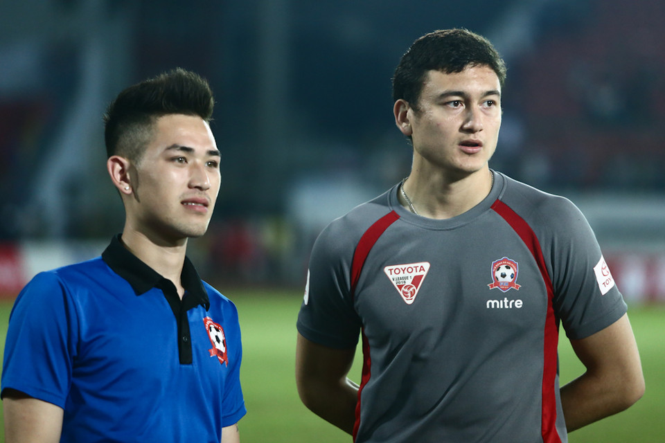Dù vậy, anh chưa thể chiếm suất đá chính và phải ngồi dự bị. Giống như Văn Lâm, tiền vệ Việt Kiều Keven Nguyễn (trái) cũng phải ngồi ngoài. (Ảnh: Minh Chiến/Vietnam+)