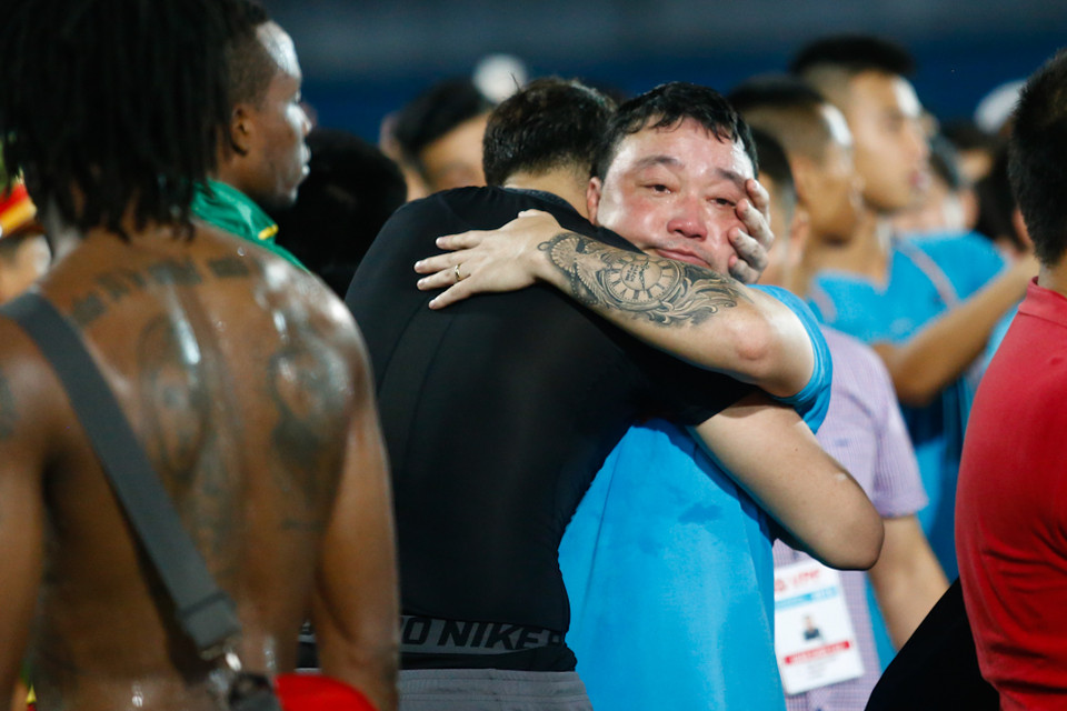 V-League 2016 kết thúc với danh hiệu Á quân đầy tiếc nuối của Hải Phòng. Thủ thành Văn Lâm và huấn luyện viên trưởng Trương Việt Hoàng gần như bật khóc trong trận đấu cuối cùng của mùa giải. Ai ngờ được rằng chưa đầy một năm sau, ông Hoàng chính là người tuyên bố “chắc chắn có án kỷ luật cho Văn Lâm” sau vụ cầu thủ này bị hành hung. (Ảnh: Minh Chiến/Vietnam+)