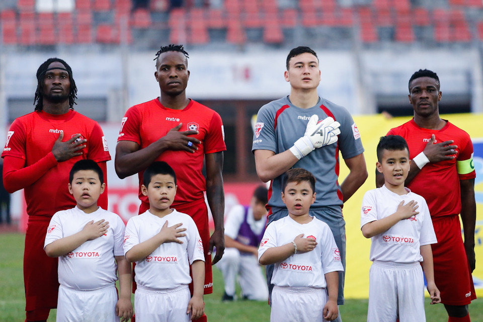 Trở về từ đội tuyển, Văn Lâm không còn đối thủ ở Hải Phòng nhất là khi Thanh Thắng đã ra đi tại V-League 2017. Tại đội bóng đất cảng, Văn Lâm khá thân với những cầu thủ ngoại như Errol Stevens (thứ hai, từ trái sang) và Andre Fagan (thứ nhất, từ trái sang). (Ảnh: Minh Chiến/Vietnam+)