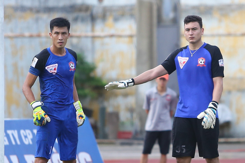 Thủ thành 24 tuổi (phải) từng có thời gian thử việc ở Hoàng Anh Gia Lai hồi năm 2011 nhưng thất bại. Sau đó, anh phải lưu lạc về Nga trước khi xin thử việc V-League lần thứ hai tại Hải Phòng hồi giữa năm 2015. (Ảnh: Minh Chiến/Vietnam+)