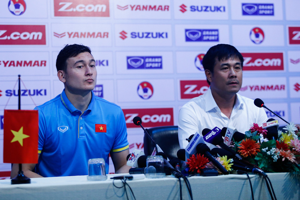 Anh trở thành thủ môn hiếm hoi được dự họp báo sau trận cùng huấn luyện viên trưởng tuyển Việt Nam. Nhưng cũng từ đây, bi kịch của Văn Lâm bắt đầu. (Ảnh: Minh Chiến/Vietnam+)