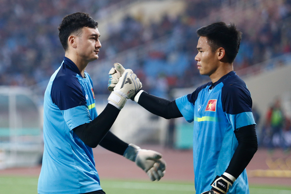 Lúc này, Văn Lâm chưa phải lựa chọn hàng đầu. Anh phải cạnh tranh với Trần Nguyên Mạnh - người đang sở hữu vị thế cực kỳ vững vàng ở Sông Lam Nghệ An và đội tuyển quốc gia. Ít ai ngờ rằng, Nguyên Mạnh đã phạm sai lầm thế kỷ ở AFF Cup, gián tiếp khiến tuyển Việt Nam bị loại đồng thời đóng sập cánh cửa lên tuyển cho chính mình. (Ảnh: Minh Chiến/Vietnam+)