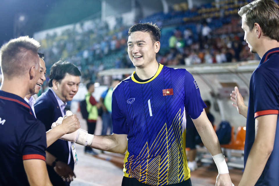 Bước ngoặt thứ hai trong sự nghiệp của Văn Lâm có lẽ là trận gặp Jordan ở vòng loại Asian Cup trên sân Thống Nhất hôm 13/6. Anh cứu cho tuyển Việt Nam hàng loạt bàn thua. Sau trận đấu, Lâm “Tây” nhận vô số lời khen từ AFC, huấn luyện viên Jordan và người hâm mộ. (Ảnh: Minh Chiến/Vietnam+)