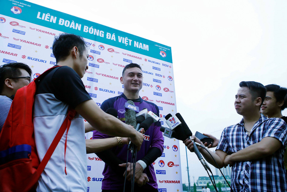 Tháng 6/2016, Văn Lâm lần đầu được gọi lên tuyển trong đợt tập trung chuẩn bị cho giải giao hữu Aya Bank Cup 2016 ở Myanmar. Trước đó, Lâm “Tây” từng nói anh về Việt Nam với mục đích khoác áo tuyển quốc gia. Mang trên mình tấm áo đỏ “dù chỉ một lần trong đời” là ước mơ cháy bỏng của anh. (Ảnh: Minh Chiến/Vietnam+)