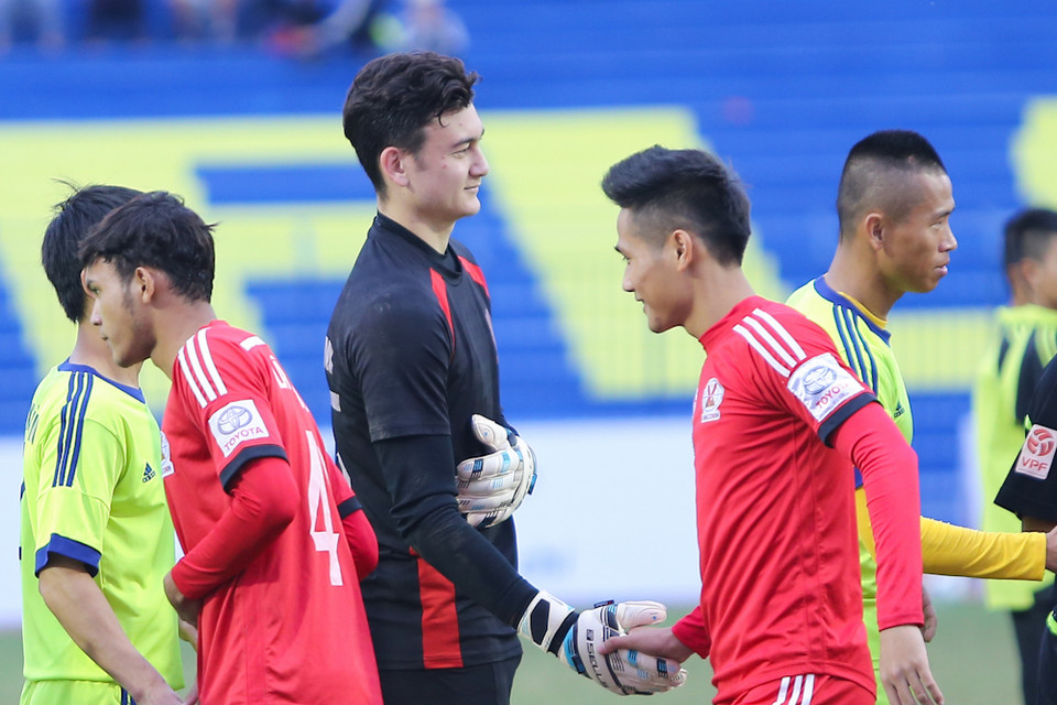 Ban đầu, thủ môn này dự bị cho đàn anh Thanh Thắng. Tại FLC Cup 2016 - giải đấu khởi động cho V-League mùa trước, là lần đầu tiên Văn Lâm được bắt chính cho Hải Phòng. (Ảnh: Minh Chiến/Vietnam+)