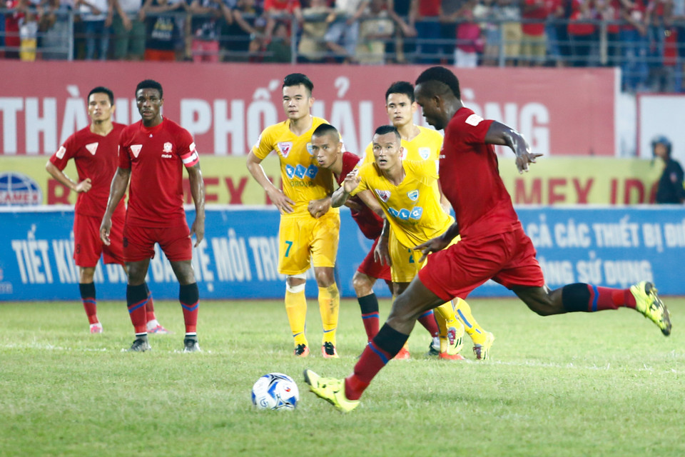 Tuy nhiên, anh đã không thể hiện được hết khả năng trong ngày hôm nay. Stevens thậm chí còn sút hỏng một quả phạt đền - là nguyên nhân chính khiến Hải Phòng bị cầm hòa 1-1. (Ảnh: Minh Chiến/Vietnam+)