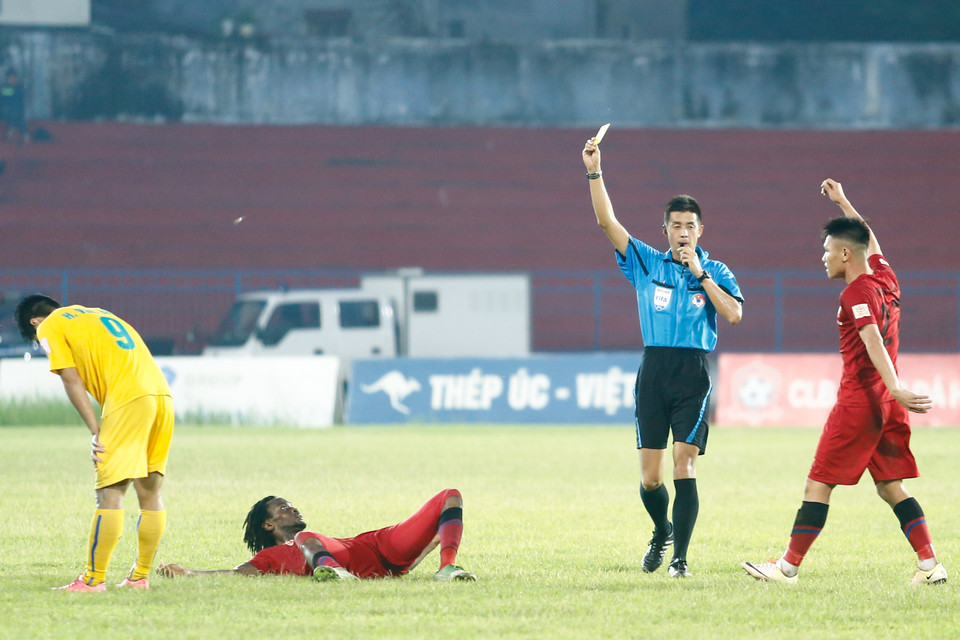 Các cầu thủ Thanh Hóa đã nhiều lần phải phạm lỗi để ngăn cản Fagan. (Ảnh: Minh Chiến/Vietnam+)