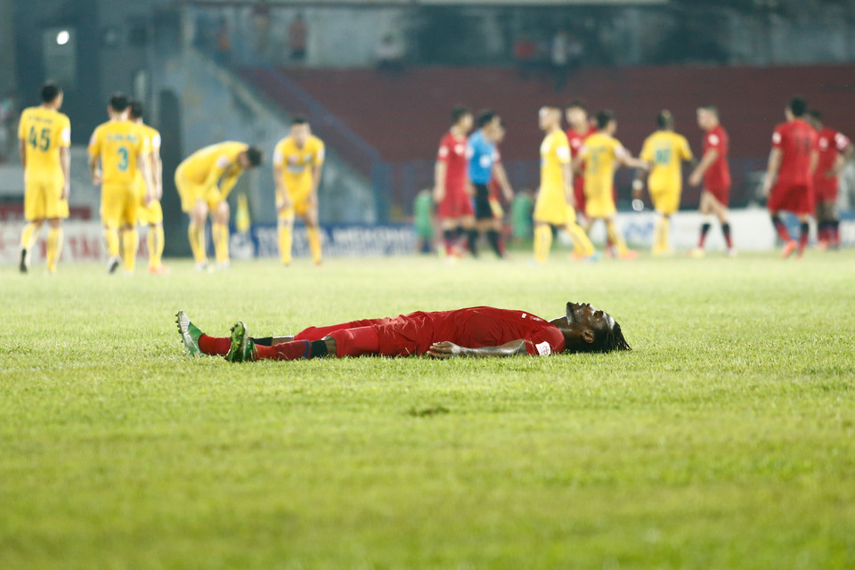 Ngoại binh Hải Phòng kiệt sức nằm xuống sau trận. Kết quả hòa 1-1 khiến ngôi đầu bảng của Hải Phòng lung lay dữ dội. (Ảnh: Minh Chiến/Vietnam+)