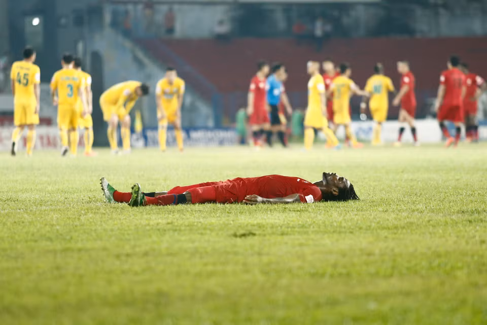 Ngoại binh Hải Phòng kiệt sức nằm xuống sau trận. Kết quả hòa 1-1 khiến ngôi đầu bảng của Hải Phòng lung lay dữ dội. (Ảnh: Minh Chiến/Vietnam+)