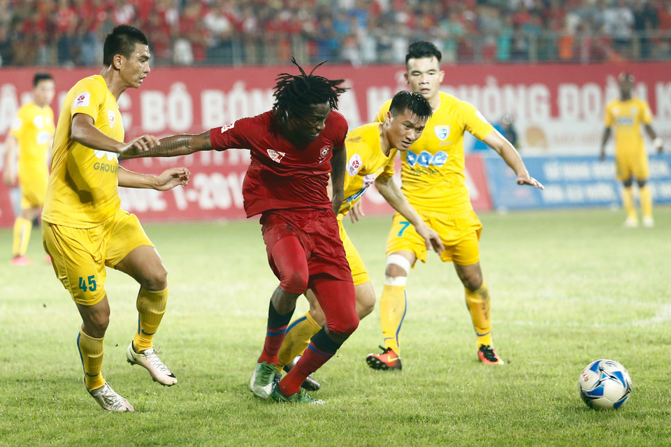 Tiền đạo mang áo số 9 đã chơi rất tốt trong ngày trở lại sau án treo giò. Anh chính là cầu thủ ấn tượng nhất của Hải Phòng ở trận đấu này. (Ảnh: Minh Chiến/Vietnam+)