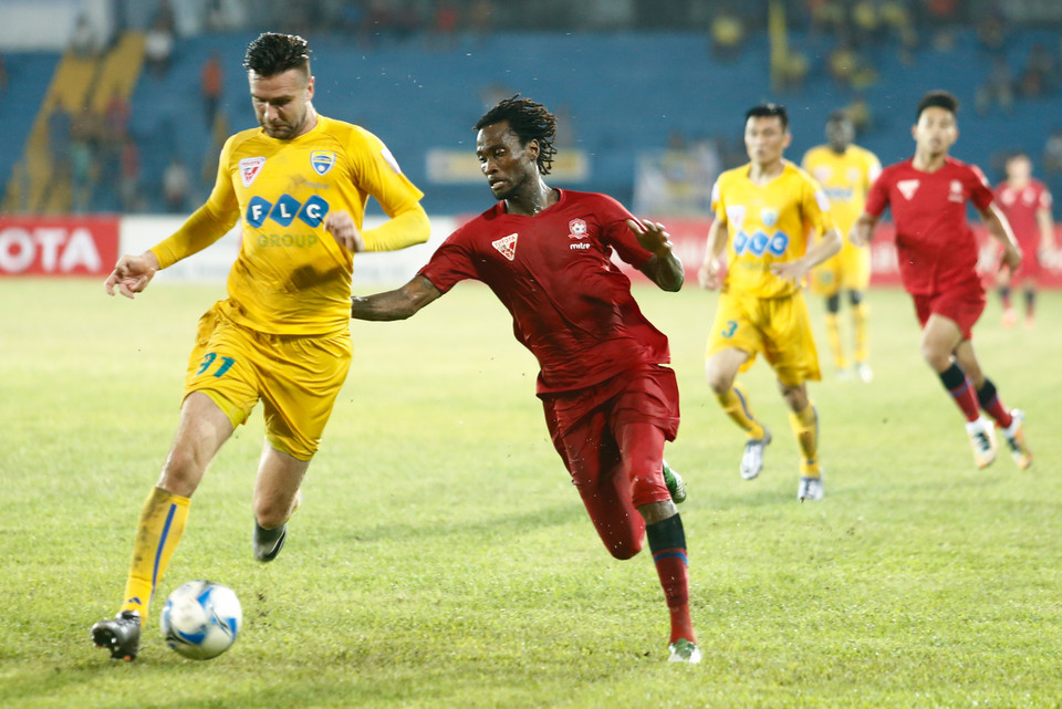 Ngoại binh người Jamaica thể hiện sức mạnh và tốc độ “khủng khiếp”, anh liên tục hành hạ hàng thủ Thanh Hóa. (Ảnh: Minh Chiến/Vietnam+)