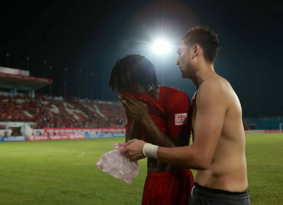 Fagan (áo đỏ) đã chơi rất tốt nhưng không thể giúp đội bóng giành trọn 3 điểm. Anh khóc nức nở ngay trên sân và phải nhờ tới sự an ủi của thủ thành Văn Lâm. (Ảnh: Hải Đăng/Vietnam+) Thủ thành Việt Kiều Đặng Văn Lâm là người đã động viên Andrea Fagan khi ngoại binh Hải Phòng nức nở sau trận hòa 1-1 với Thanh Hóa tại vòng 22 V-League tối qua (21/8)./.