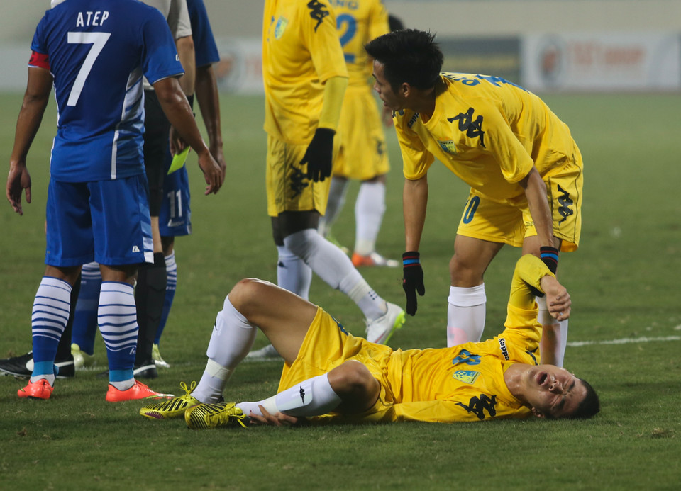 Duy Mạnh (số 28 nằm sân) bị sau tình huống phạm lỗi của Putra với anh trong vòng cấm. (Ảnh: Hiếu Lương/VietnamPlus)