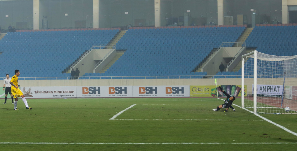 Gonzalo (áo vàng trái) không mắc sai lầm nào, mở tỉ số trận đấu. (Ảnh: Hiếu Lương/VietnamPlus)