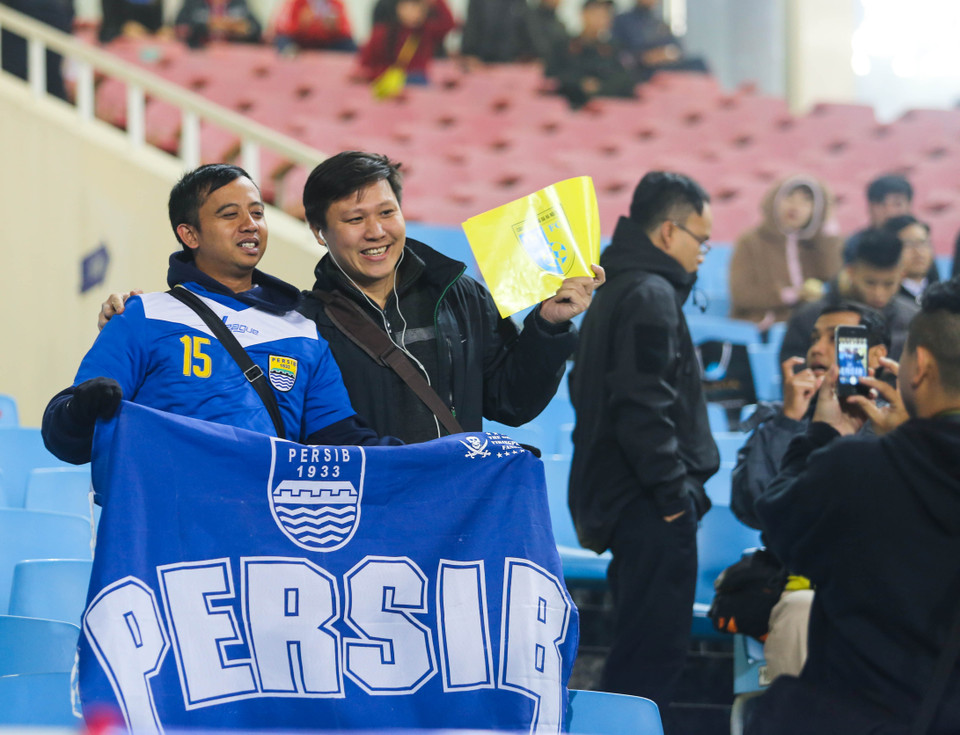 Cổ động viên hiếm hoi của Persib đã không được hưởng niềm vui sau thất bại 0-4 của đội bóng. (Ảnh: Hiếu Lương/VietnamPlus)