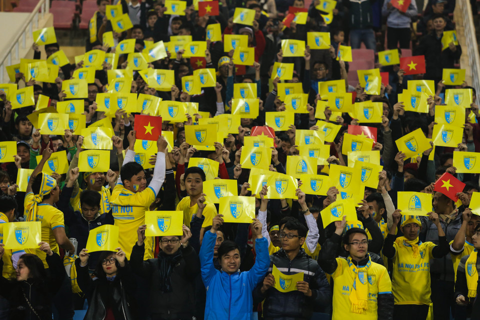 Các cổ động viên Hà Nội T&amp;T thể hiện sự chuyên nghiệp trong cổ vũ. (Ảnh: Hiếu Lương/VietnamPlus)