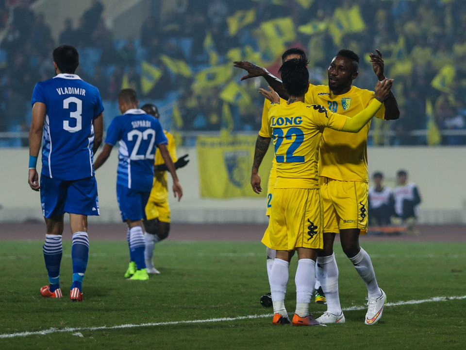 Samson (ngoài cùng phải) được giám sát trận đấu đánh giá là Cầu thủ xuất sắc nhất trận. (Ảnh: Hiếu Lương/VietnamPlus)