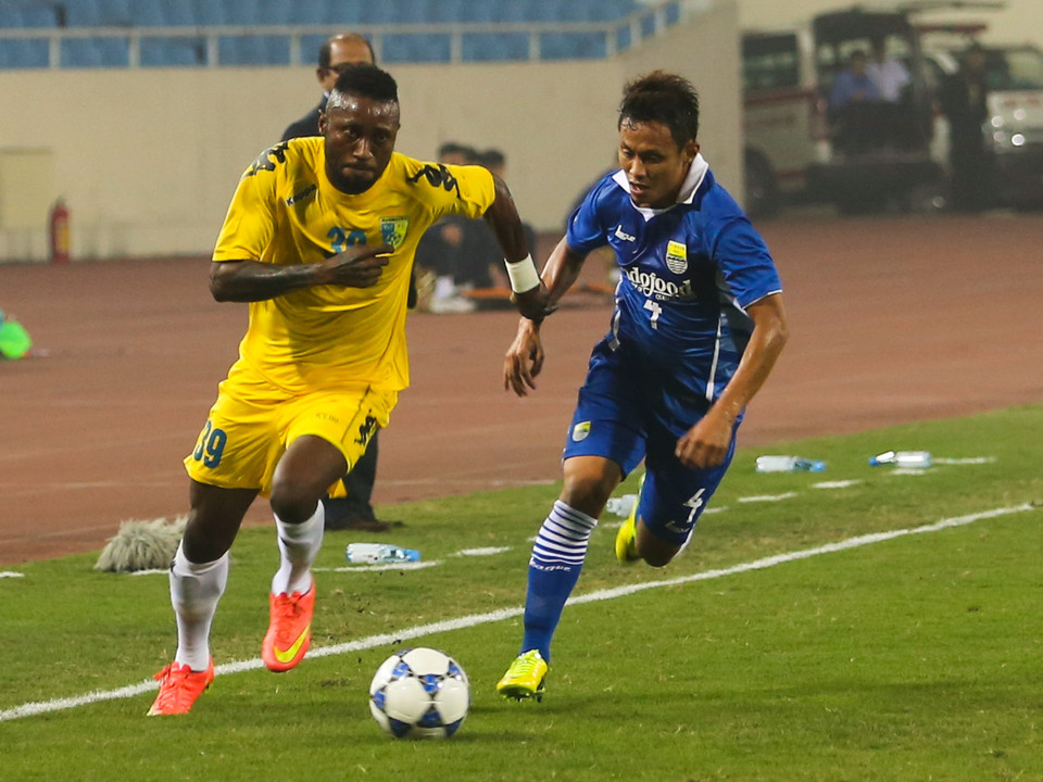 Samson (áo vàng trái) rất quyết tâm ở trận đấu này để sửa chữa phần nào sai lầm trong trận đấu với Đồng Nai ở vòng 6 V-League. (Ảnh: Hiếu Lương/VietnamPlus)