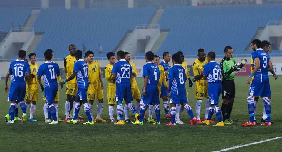 Hà Nội T&amp;T (áo vàng) tiếp đón Persib Bandung trên sân nhà với quyết tâm giành chiến thắng. (Ảnh: Hiếu Lương/VietnamPlus)