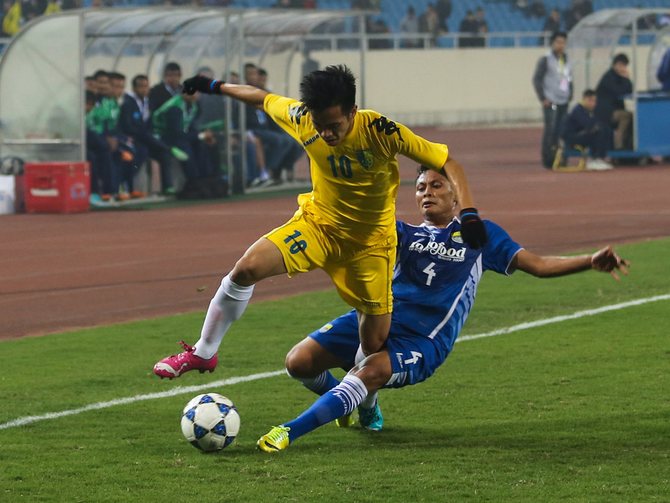 Cánh phải của Persib Bandung với sự chấn giữ của số 4 Putra liên tục bị khoét sâu. (Ảnh: Hiếu Lương/VietnamPlus)