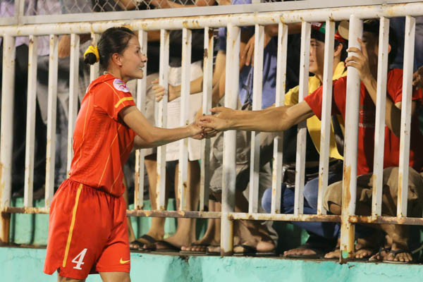 Tuyển nữ Việt Nam bước tới cảm ơn người hâm mộ sau sự cổ vũ cuồng nhiệt. (Ảnh: Minh Chiến/Vietnam+)