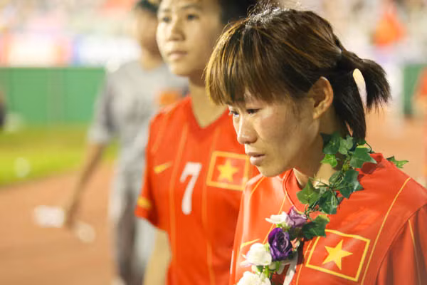 Vũ Thị Nhung (số 12) người bỏ lỡ cơ hội cân bằng tỷ số cho Việt Nam ở cuối trận đã òa khóc ngay trên sân. (Ảnh: Minh Chiến/Vietnam+) Nước mắt đã rơi trên khuôn mặt các nữ tuyển thủ Việt Nam sau thất bại 1-2 trước Thái Lan tại trận play-off Asian Cup chiều nay (21/5). Đó không chỉ là nỗi đau của đội tuyển nữ Việt Nam mà còn là nỗi đau của cả nền bóng đá bởi cơ hội đến với giải World Cup nữ đã rất, rất gần...