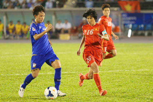 Đội khách chơi cực tốt, kiểm soát tuyến giữa và tạo nhiều cơ hội hơn. (Ảnh: Minh Chiến/Vietnam+)