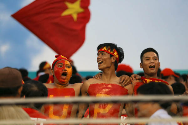 Những cổ động viên của Hội cổ động viên bóng đá Việt Nam vẫn là người truyền lửa cho cả khán đài. (Ảnh: Minh Chiến/Vietnam+)
