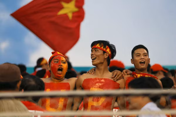 Những cổ động viên của Hội cổ động viên bóng đá Việt Nam vẫn là người truyền lửa cho cả khán đài. (Ảnh: Minh Chiến/Vietnam+)