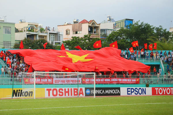 Niềm tin chiến thắng lên cao trên các khán đài sân Thống Nhất trước trận đấu. (Ảnh: Minh Chiến/Vietnam+)