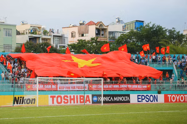 Niềm tin chiến thắng lên cao trên các khán đài sân Thống Nhất trước trận đấu. (Ảnh: Minh Chiến/Vietnam+)