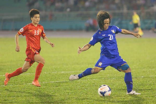 Ngay đầu hiệp hai, Việt Nam nhận bàn thua từ tình huống dứt điểm trong thế đối mặt của Khueanpet. (Ảnh: Minh Chiến/Vietnam+)