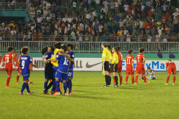 Thái Lan đoạt hạng năm Châu Á, giành vé dự World Cup. Thủ thành Kiều Trinh gục xuống khóc nức nở. (Ảnh: Minh Chiến/Vietnam+)