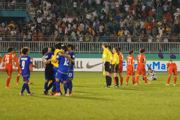 Thái Lan đoạt hạng năm Châu Á, giành vé dự World Cup. Thủ thành Kiều Trinh gục xuống khóc nức nở. (Ảnh: Minh Chiến/Vietnam+)