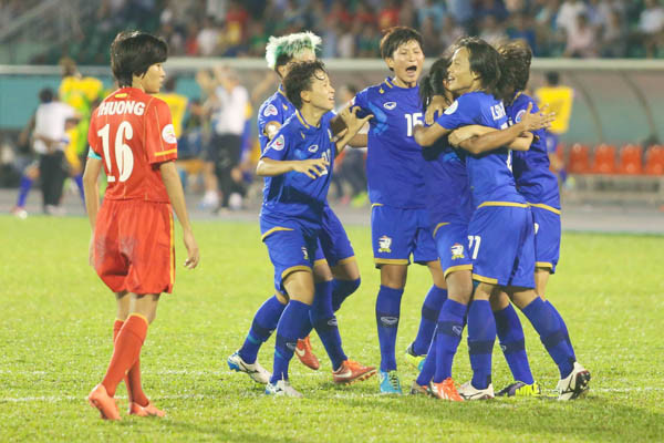 Thái Lan tiếp tục nhân đôi cách biệt khi Kiều Trinh mắc sai lầm sau cú sút của Sung-Ngoen. (Ảnh: Minh Chiến/Vietnam+)