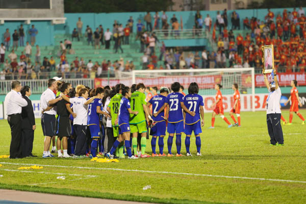 Tuyển nữ Thái Lan cảm ơn nhà vua Thái Lan sau chiến thắng lịch sử. (Ảnh: Minh Chiến/Vietnam+)
