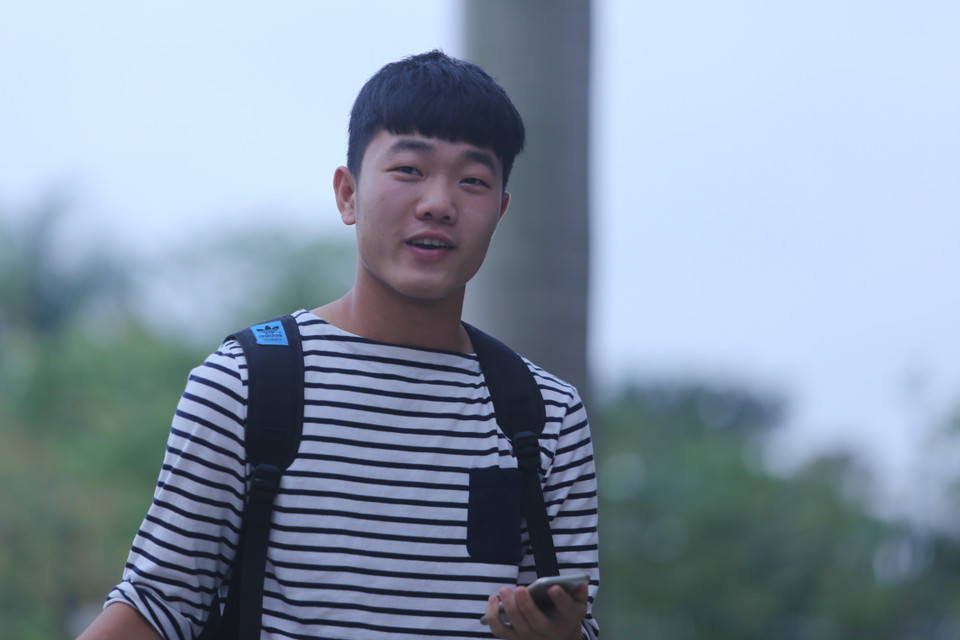 Tiền vệ Lương Xuân Trường cười rạng rỡ khi bước ra từ taxi. Anh là cầu thủ đầu tiên của Hoàng Anh Gia Lai có mặt tại VFF. (Ảnh: Minh Chiến/Vietnam+)