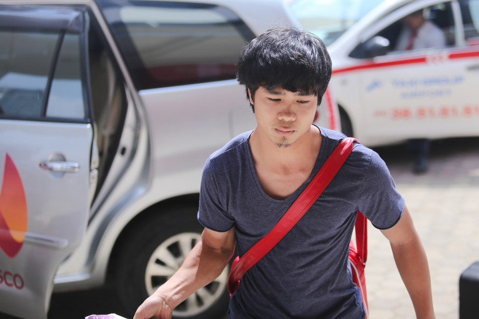 Công Phượng để râu, có vẻ hơi mệt vì chuyến bay từ Vinh ra Hà Nội. Anh có mặt ở VFF lúc 12 giờ 30 phút. (Ảnh: Minh Chiến/Vietnam+) Công Phượng và các đồng đội ở tuyển Olympic Việt Nam (U23 Việt Nam) đã chính thức hội quân tại Trung tâm đào tạo trẻ Liên đoàn bóng đá Việt Nam vào trưa nay (24/2) để bước vào chiến dịch vòng loại giải U23 châu Á diễn ra tháng tới. Hai chiến dịch lớn sắp tới của bóng đá Việt Nam năm 2015 là vòng loại U23 châu Á diễn ra vào tháng Ba và SEA Games 2018 diễn ra vào tháng Sáu. Đó cũng là hai cột mốc quan trọng nhất của Olympic Việt Nam với nòng cốt là chín cầu thủ Hoàng Anh Gia Lai. Ngay sau khi hội quân, Công Phượng và đồng đội sẽ bắt đầu buổi tập đầu tiên lúc 17 giờ chiều nay.