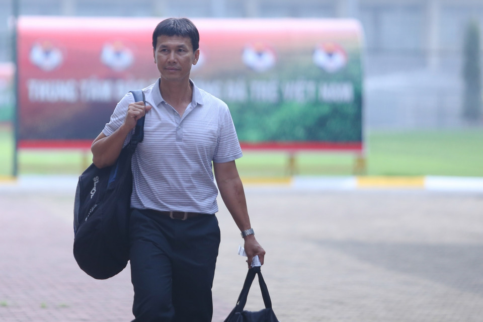Sự có mặt của cựu danh thủ và giờ là trợ lý Trần Công Minh sẽ giúp ích nhiều cho ông Miura. (Ảnh: Minh Chiến/Vietnam+)