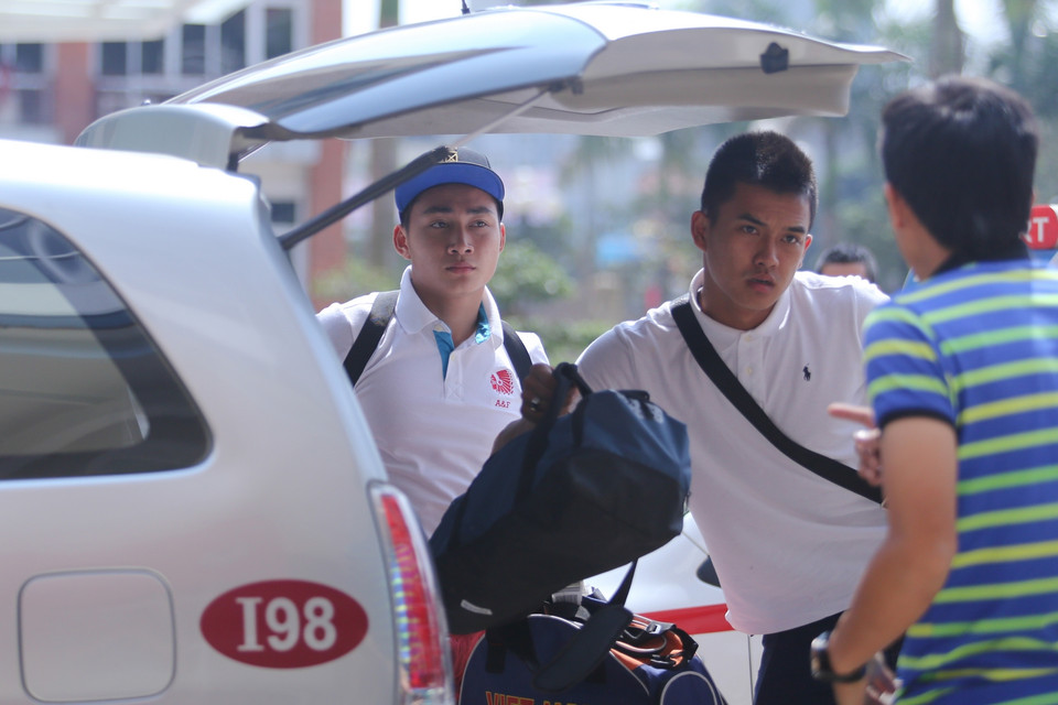 Hồ Tuấn Tài (đội mũ) tái ngộ các đồng đội ở U19 Việt Nam tại tuyển U23. Đi cùng anh là Hồ Phúc Tịnh - vua phá lưới giải U19 quốc gia. (Ảnh: Minh Chiến/Vietnam+)