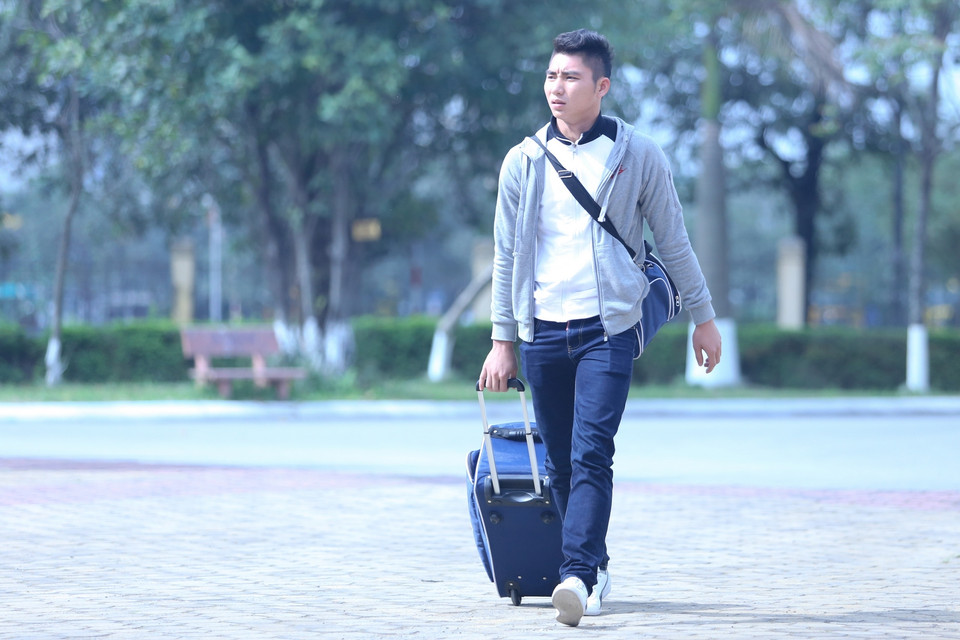 Một cái tên khác cũng lần đầu lên tuyển là thủ thành Phạm Văn Phong của Đồng Nai. Anh đi máy bay một mình ra Hà Nội. (Ảnh: Minh Chiến/Vietnam+)